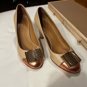 Nude heels w/ bronze bow and capped toe